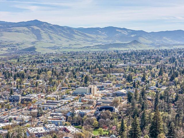 166 Nob Hill Street, Ashland, OR 97520