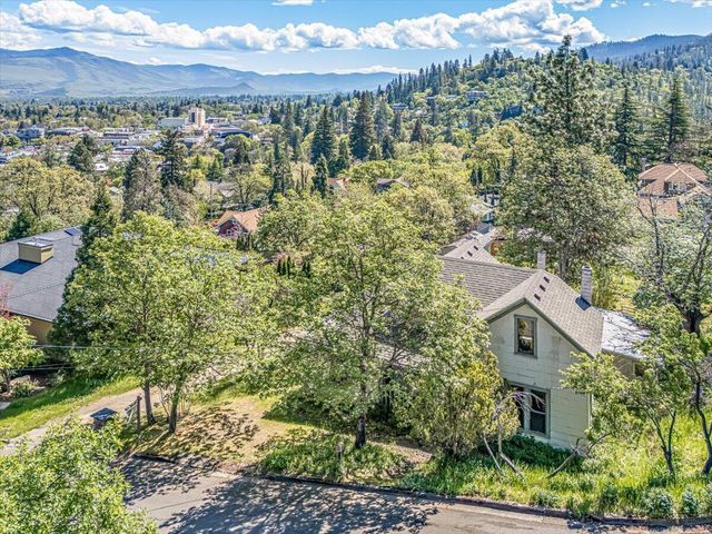 166 Nob Hill Street, Ashland, OR 97520