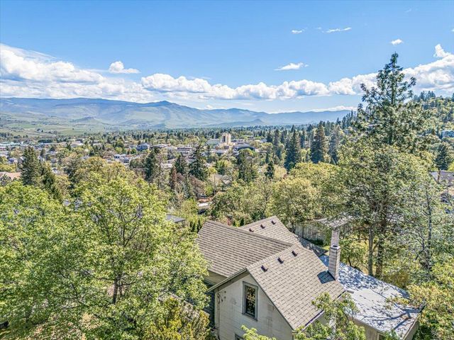 166 Nob Hill Street, Ashland, OR 97520