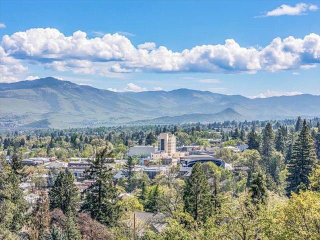 166 Nob Hill Street, Ashland, OR 97520