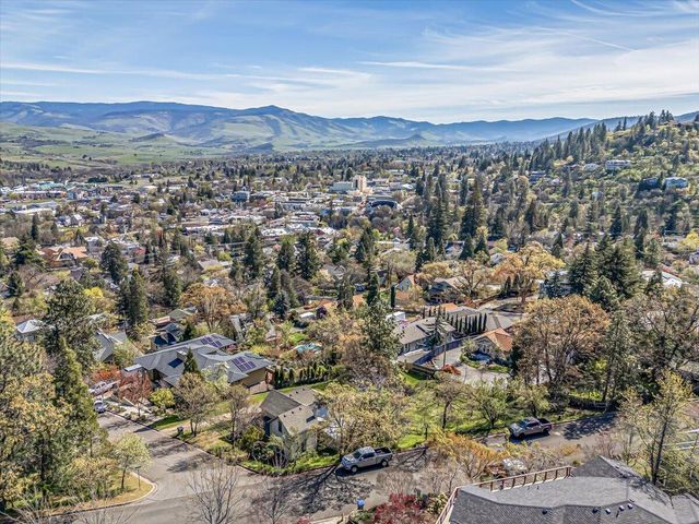 166 Nob Hill Street, Ashland, OR 97520