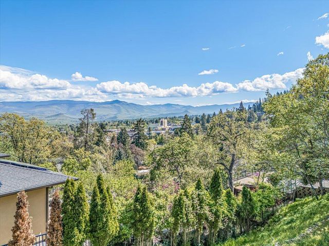 166 Nob Hill Street, Ashland, OR 97520