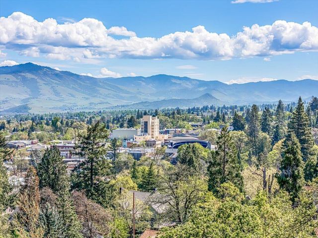 166 Nob Hill Street, Ashland, OR 97520