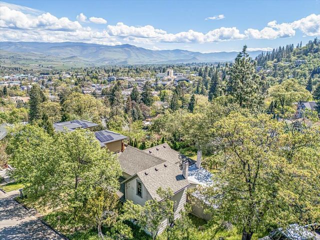 166 Nob Hill Street, Ashland, OR 97520
