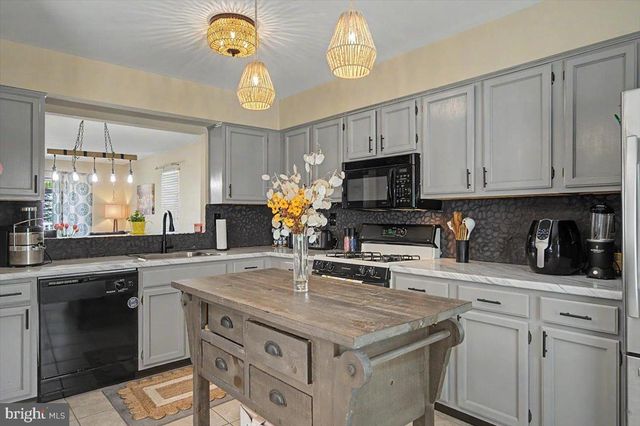 420 CEDARCREST LN, Upper Chichester, PA 19014
