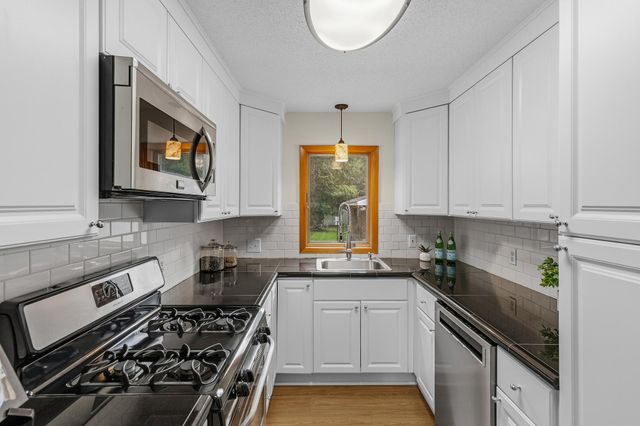 17025 11th Avenue N, Plymouth, MN 55447