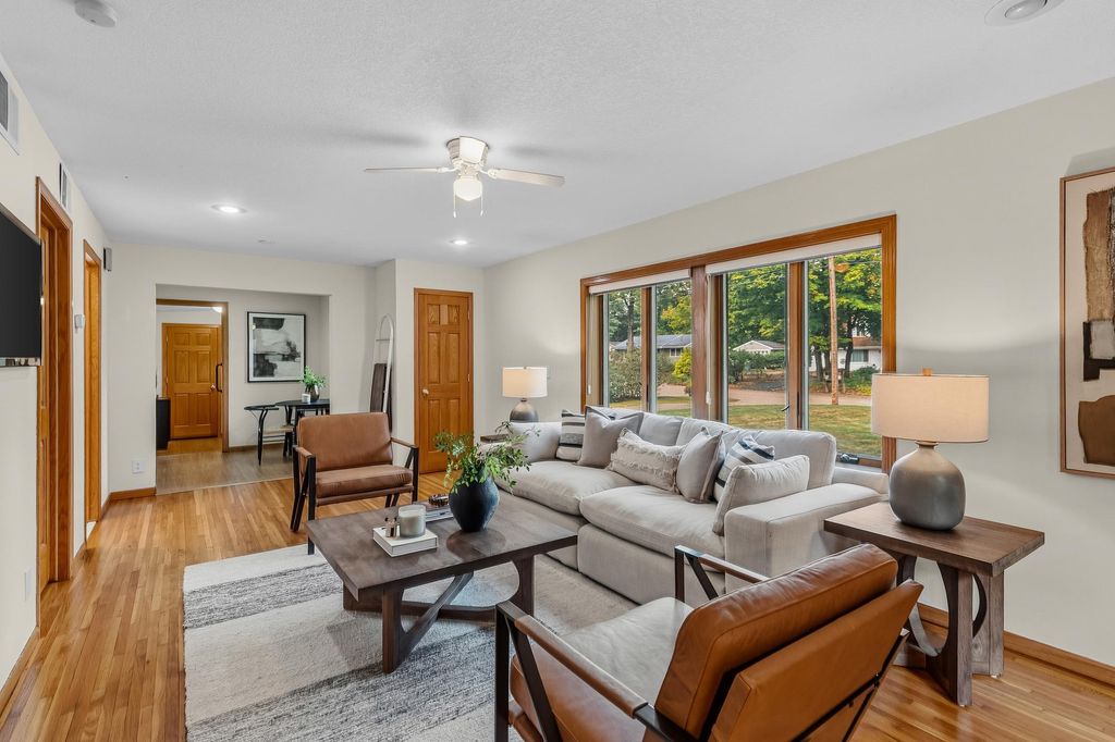 17025 11th Avenue N, Plymouth, MN 55447