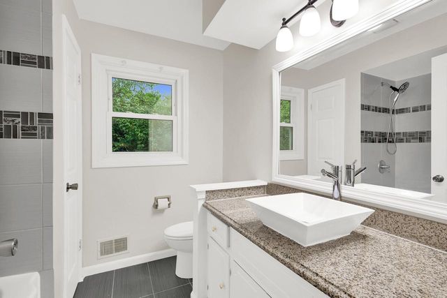 10229 N Concord DRIVE, Mequon, WI 53097
