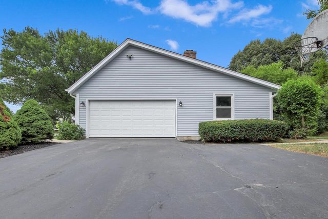 10229 N Concord DRIVE, Mequon, WI 53097