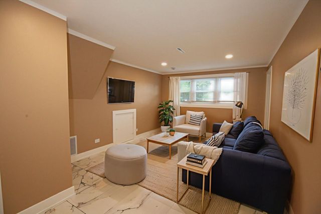 9012 W 89th Street, Hickory Hills, IL 60457