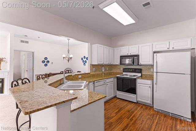 1637 Deepwood Circle, Rochester, MI 48307