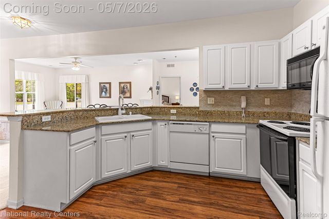 1637 Deepwood Circle, Rochester, MI 48307