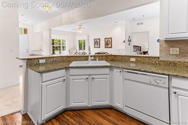 1637 Deepwood Circle, Rochester, MI 48307