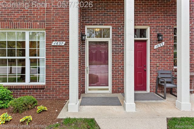 1637 Deepwood Circle, Rochester, MI 48307