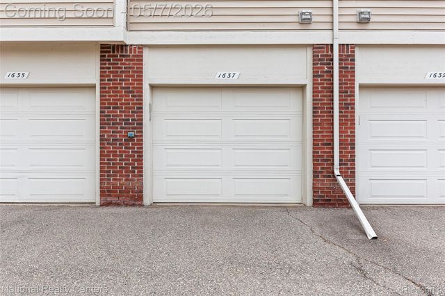 1637 Deepwood Circle, Rochester, MI 48307