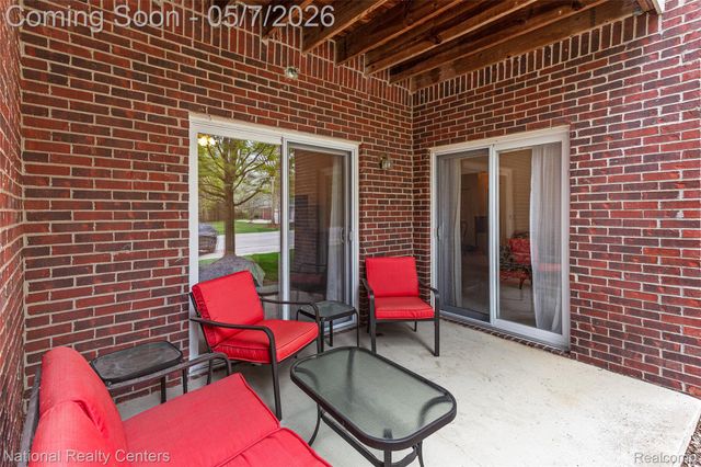 1637 Deepwood Circle, Rochester, MI 48307