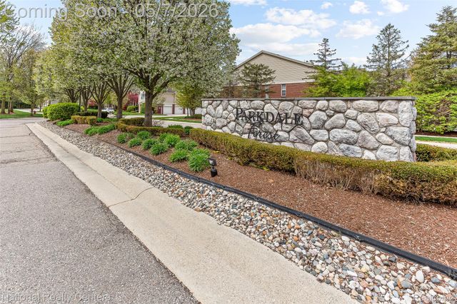 1637 Deepwood Circle, Rochester, MI 48307