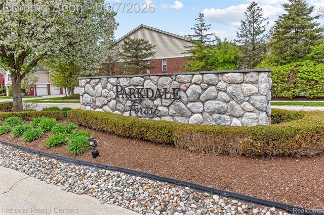 1637 Deepwood Circle, Rochester, MI 48307