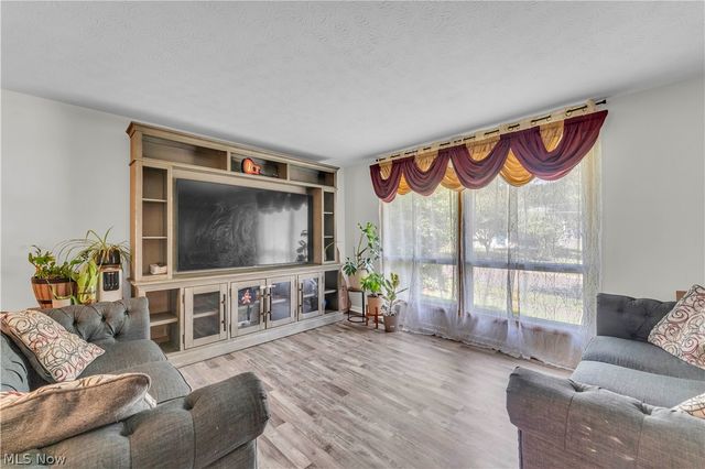 596 Eric Drive, Akron, OH 44305