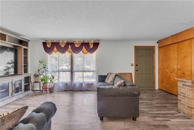 596 Eric Drive, Akron, OH 44305