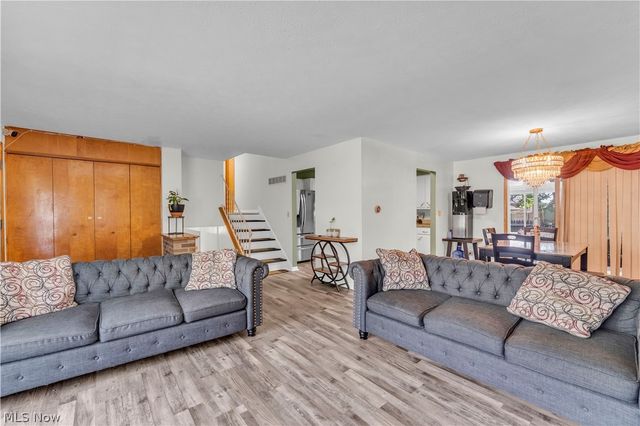 596 Eric Drive, Akron, OH 44305