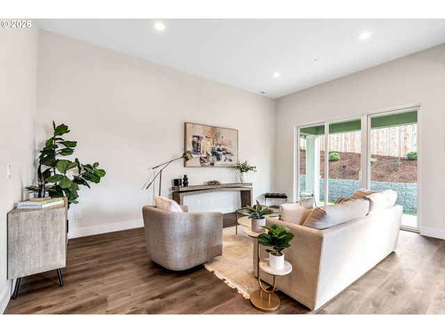 996 E RORK Ct, Newberg, OR 97132