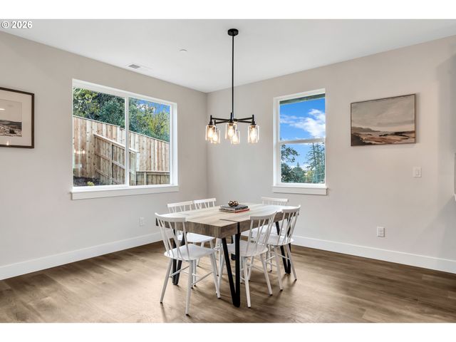 996 E RORK Ct, Newberg, OR 97132