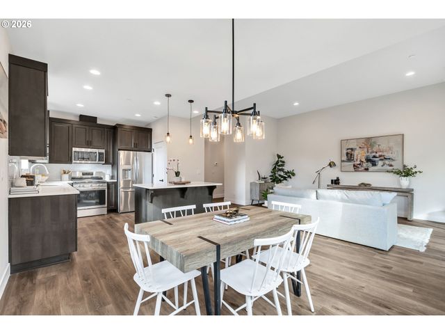 996 E RORK Ct, Newberg, OR 97132