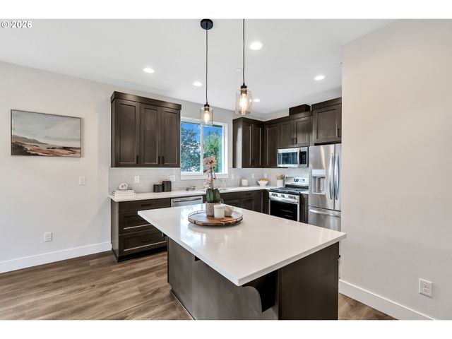 996 E RORK Ct, Newberg, OR 97132