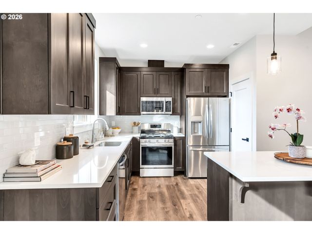 996 E RORK Ct, Newberg, OR 97132