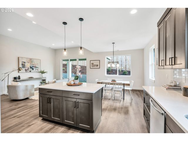 996 E RORK Ct, Newberg, OR 97132