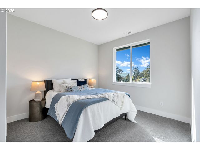 996 E RORK Ct, Newberg, OR 97132