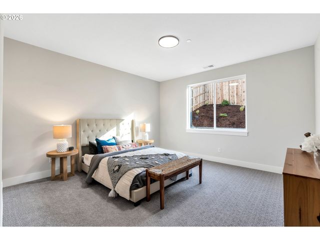 996 E RORK Ct, Newberg, OR 97132
