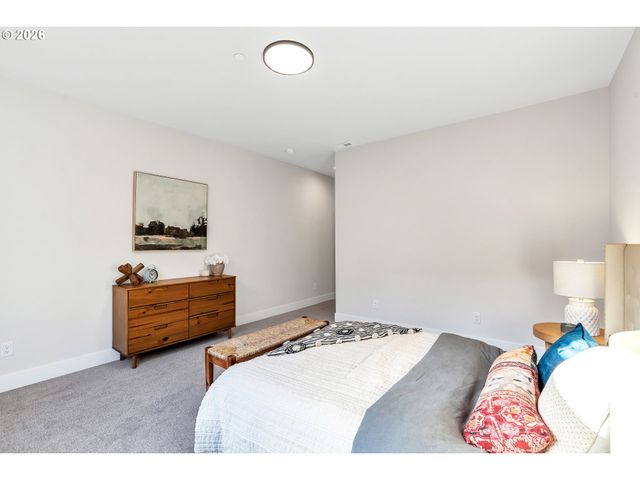 996 E RORK Ct, Newberg, OR 97132