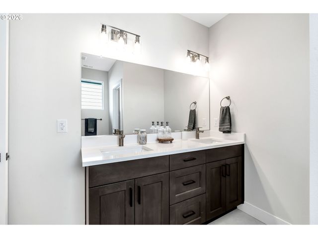 996 E RORK Ct, Newberg, OR 97132