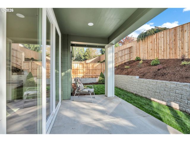 996 E RORK Ct, Newberg, OR 97132