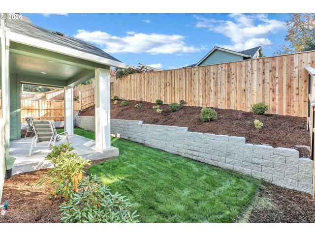 996 E RORK Ct, Newberg, OR 97132