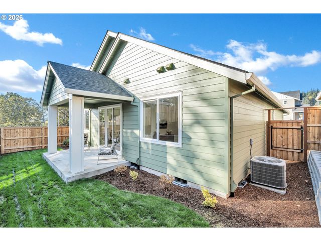 996 E RORK Ct, Newberg, OR 97132