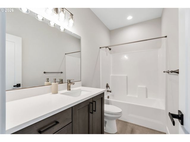 996 E RORK Ct, Newberg, OR 97132