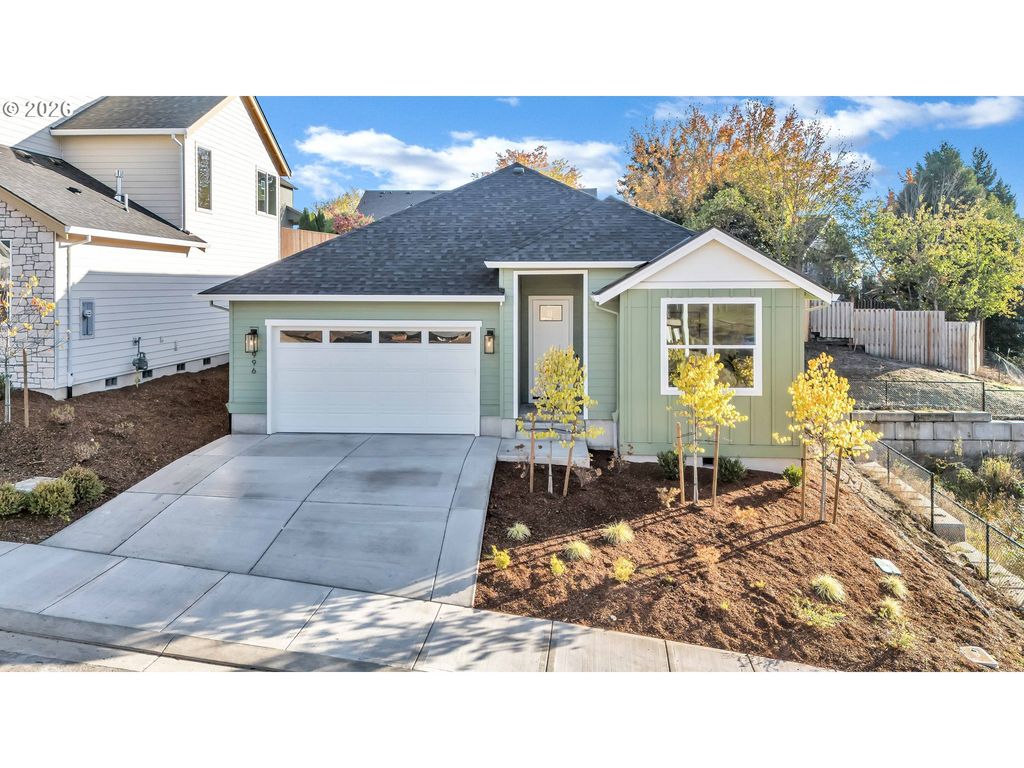 996 E RORK Ct, Newberg, OR 97132