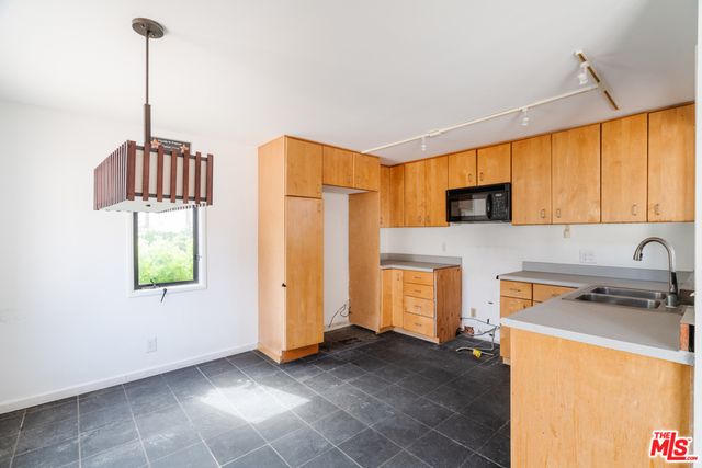 3875 Marcasel Avenue, Los Angeles, CA 90066