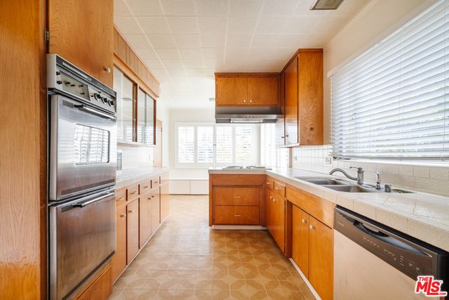 3875 Marcasel Avenue, Los Angeles, CA 90066