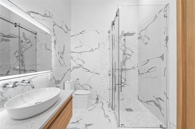 635 SW 9th St, Hallandale Beach, FL 33009