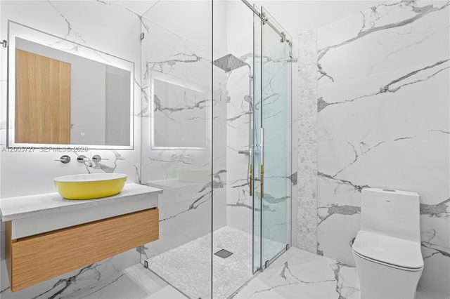 635 SW 9th St, Hallandale Beach, FL 33009