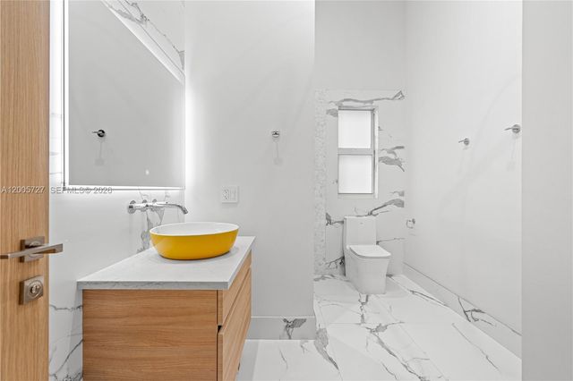 635 SW 9th St, Hallandale Beach, FL 33009