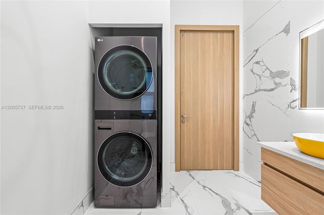 635 SW 9th St, Hallandale Beach, FL 33009