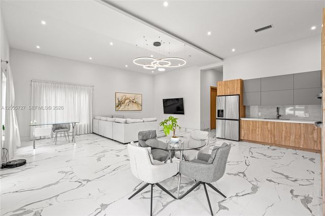 635 SW 9th St, Hallandale Beach, FL 33009