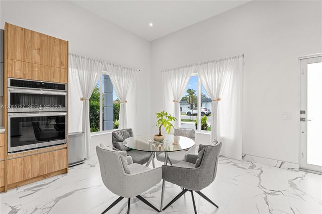 635 SW 9th St, Hallandale Beach, FL 33009