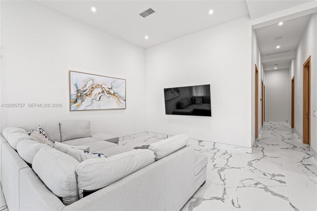 635 SW 9th St, Hallandale Beach, FL 33009