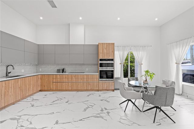 635 SW 9th St, Hallandale Beach, FL 33009